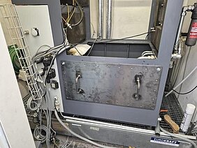 nachträgliches Anbringen von Reinigungsöffnungen an einem Hydrauliktank